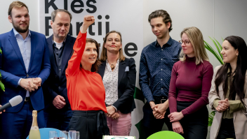 Partij voor de Dieren in de fractiekamer van de Tweede Kamer, een dag na de Provinciale Statenverkiezingen van 2023. De eerste links achter Esther Ouwehand is Ruud van der Velden.