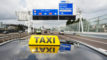 Taxi onderweg naar Den Haag