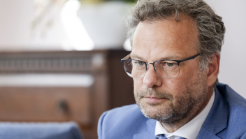 Wethouder Rick Verschure tijdens een persmoment over het 'dienstencentrum' voor asielzoekers dat in Zutphen gebouwd gaat worden.