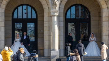 Twee huwelijken tegelijkertijd bij het stadhuis van Rotterdam