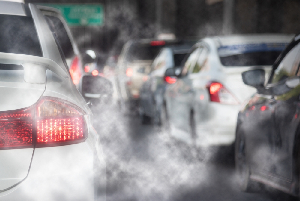 Rook uit uitlaat van auto's