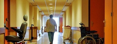 Een vrouw loopt door de gang van een zorginstelling