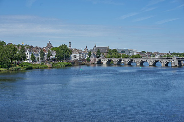 Maastricht---maas-en-brug.jpg