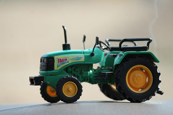 tractor-2487106-640.jpg