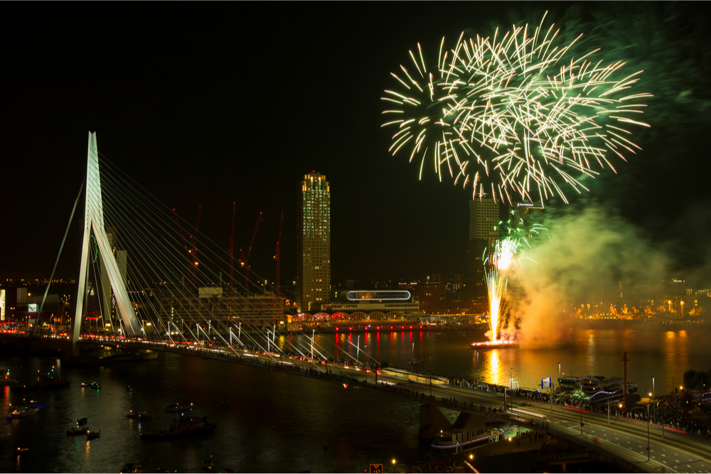 Vuurwerk-Rotterdam-shutterstock-1580226613.jpg