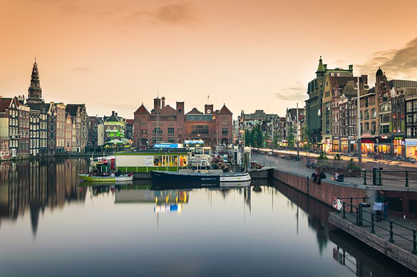 amsterdam---damrak---pixabay.jpg