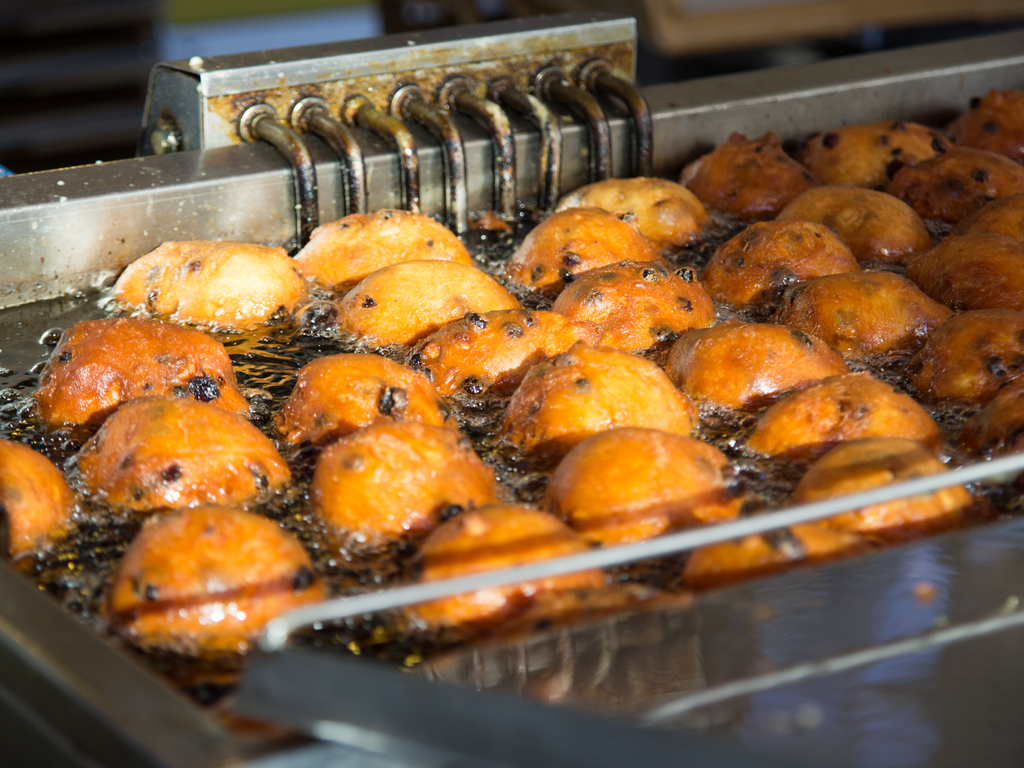 Oliebollen-frituurvet-shutterstock-1512338270.jpg