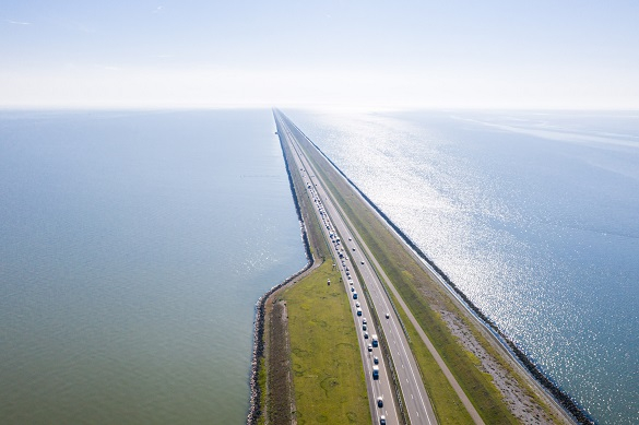 Afsluitdijk-shutterstock-1491170306.jpg