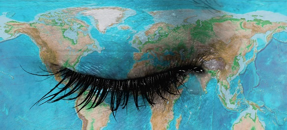 wereldkaart-airbrush-op-dicht-huilend-oog-scaled.jpg