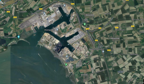 Het industriegebied Vlissingen-Oost, ook wel het Sloegebied genoemd. Vlakbij het dorp Borssele bevindt zich de huidige kerncentrale.