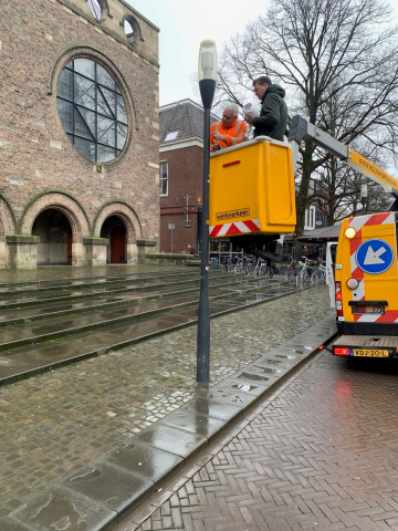 Op de Oude Markt in Enschede wordt een klimaatsensor geplaatst.