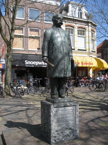 Het standbeeld van Piet Gerbrandy op het Schaapmarktplein.